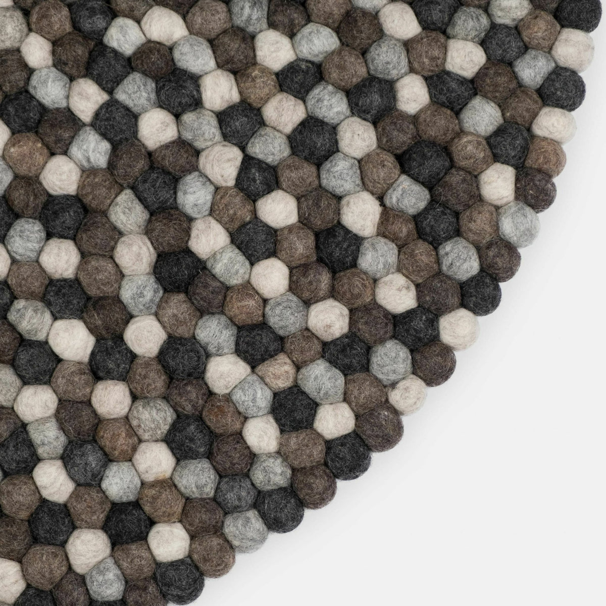 Tapis à boules de feutre multicolore naturel foncé 250 cm Néla - myfelt - The Cool Republic