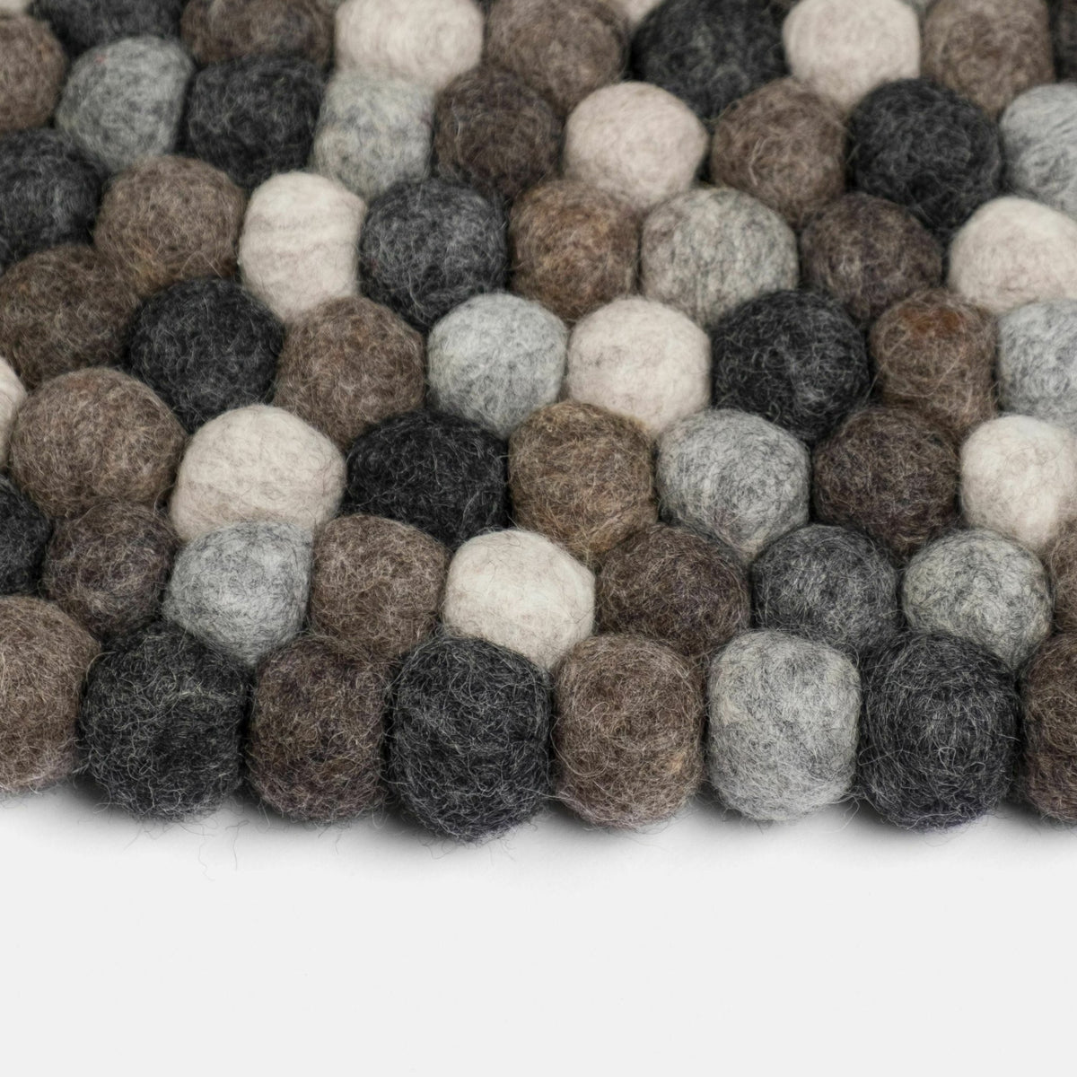 Tapis à boules de feutre multicolore naturel foncé 90 cm Néla - myfelt - The Cool Republic