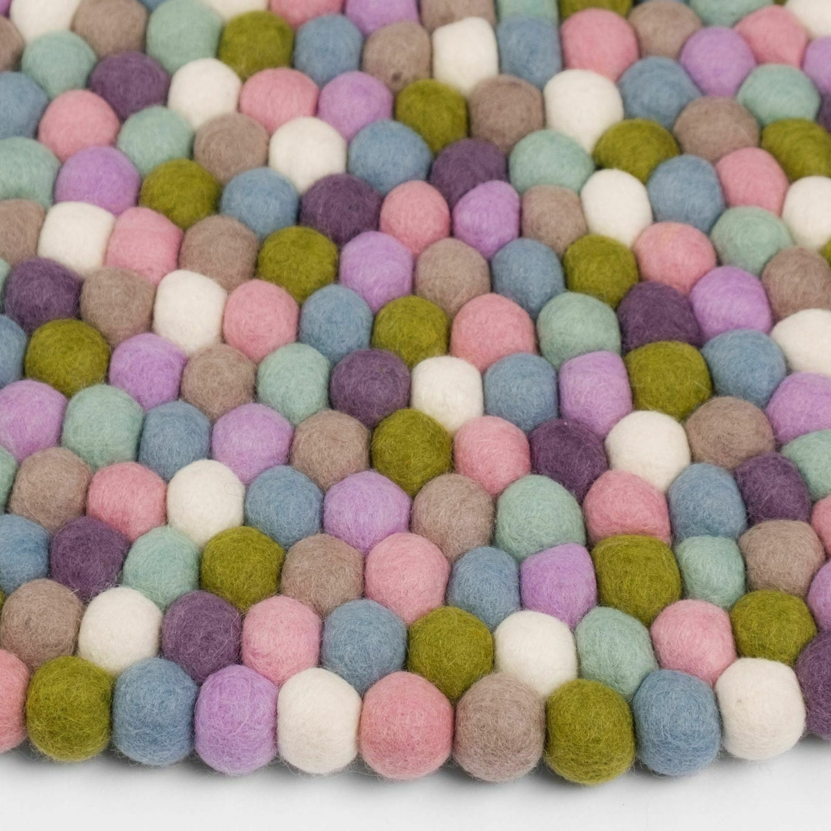 Tapis à boules de feutre multicolore pastel 160 cm Greta - myfelt - The Cool Republic