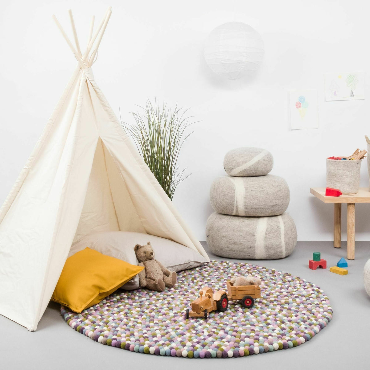 Tapis à boules de feutre multicolore pastel 180 cm Greta - myfelt - The Cool Republic