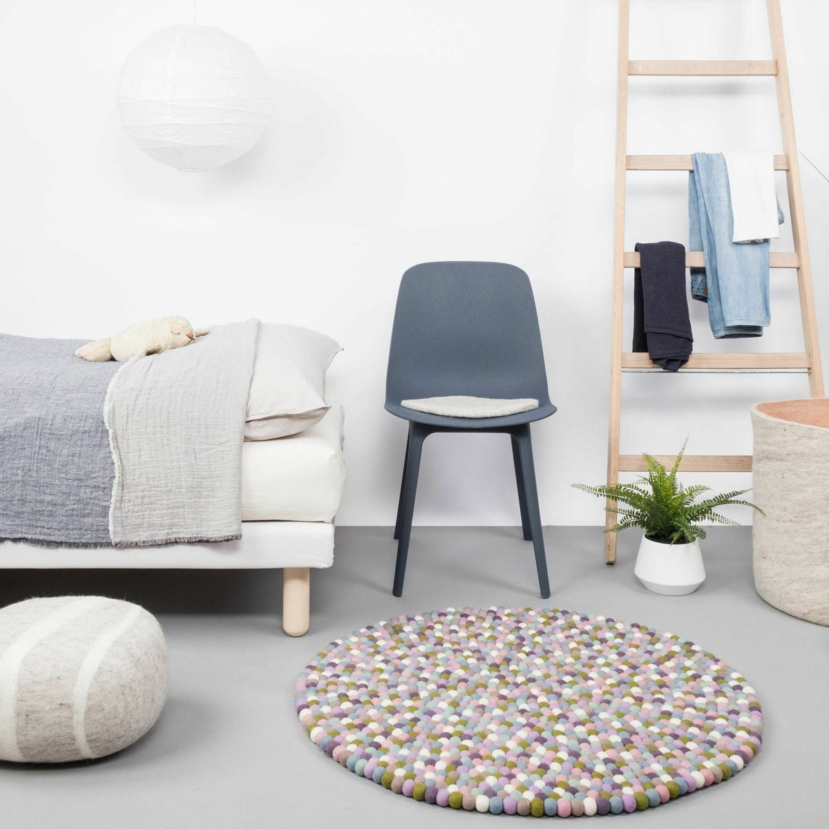 Tapis à boules de feutre multicolore pastel 180 cm Greta - myfelt - The Cool Republic