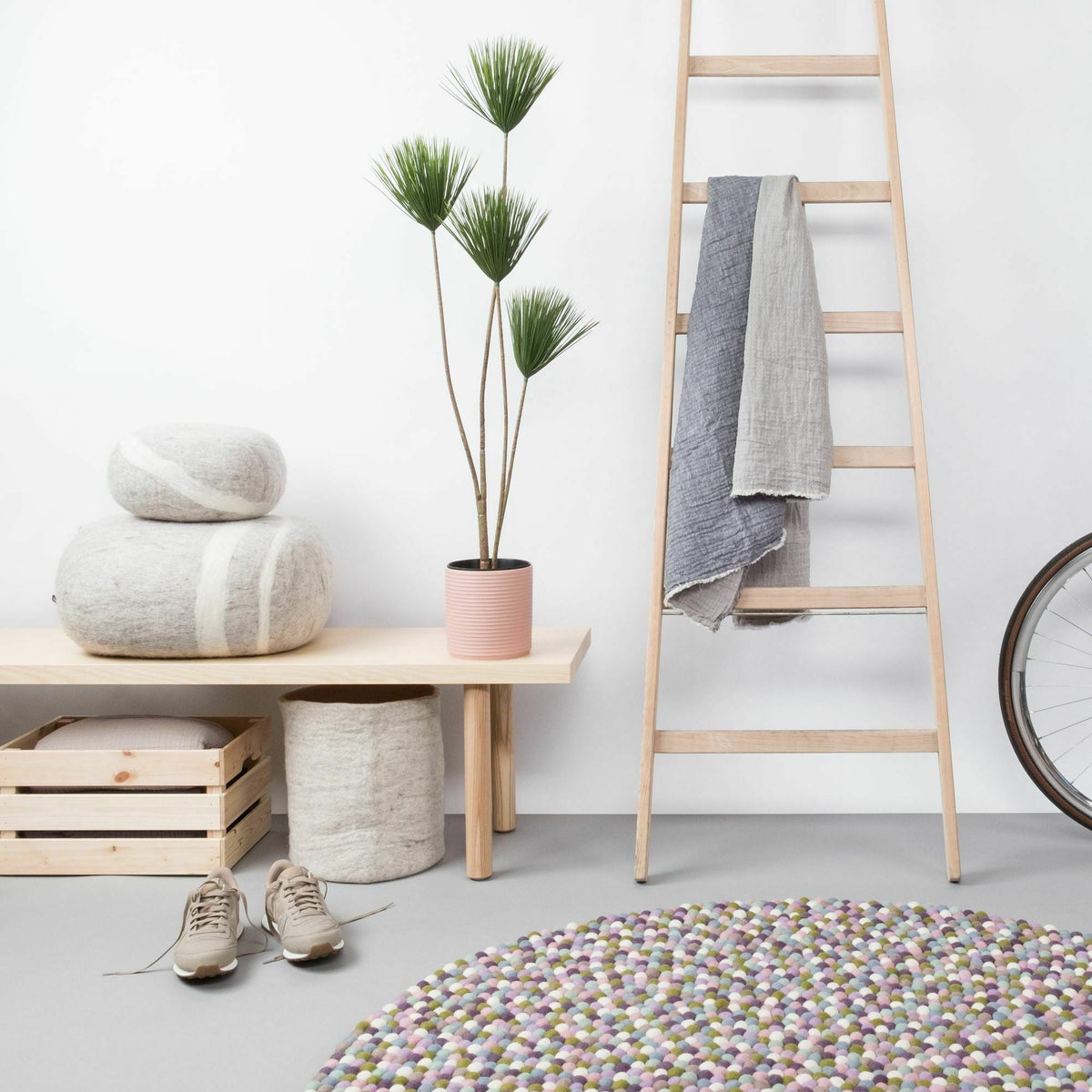 Tapis à boules de feutre multicolore pastel 70 cm Greta - myfelt - The Cool Republic