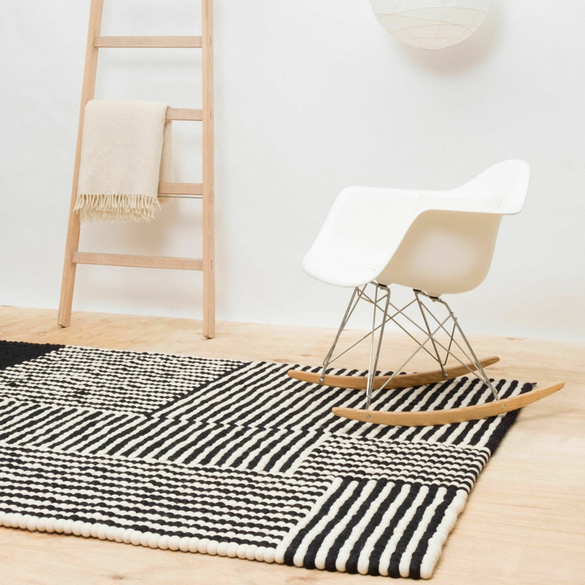 Tapis à boules de feutre noir et blanc 140x200 cm Lino - myfelt - The Cool Republic