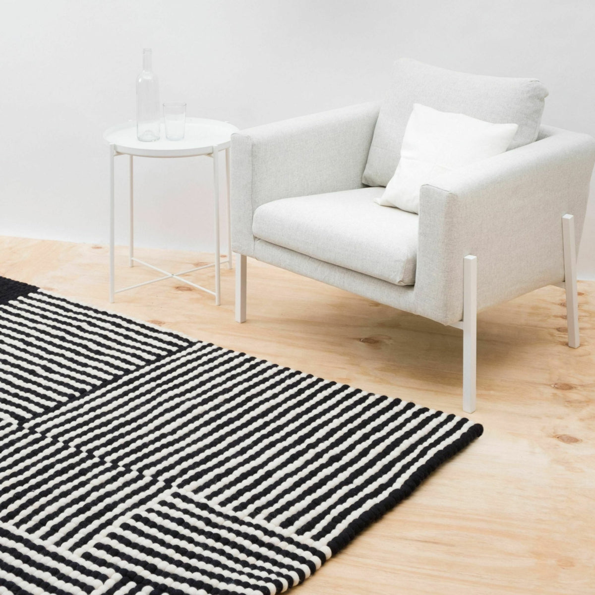 Tapis à boules de feutre noir et blanc 140x200 cm Lino - myfelt - The Cool Republic