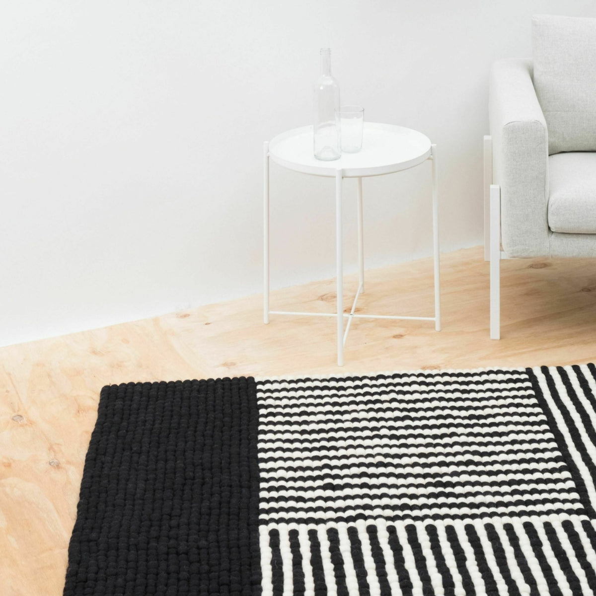 Tapis à boules de feutre noir et blanc 140x200 cm Lino - myfelt - The Cool Republic