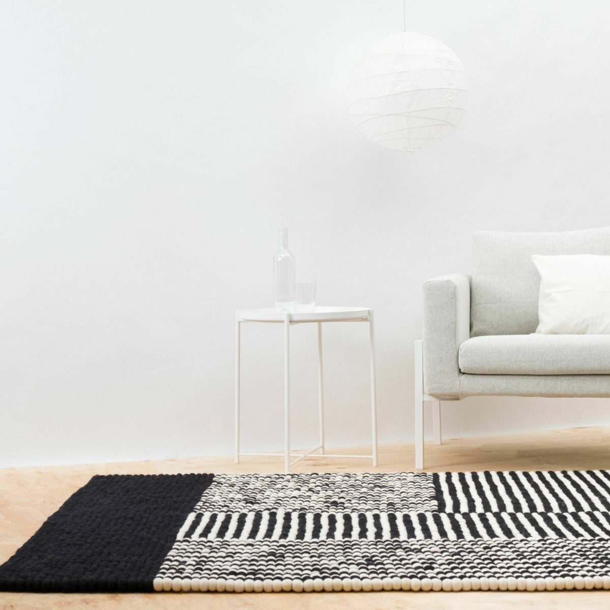 Tapis à boules de feutre noir et blanc 140x200 cm Lino - myfelt - The Cool Republic