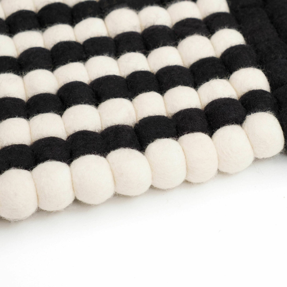 Tapis à boules de feutre noir et blanc 140x200 cm Lino - myfelt - The Cool Republic