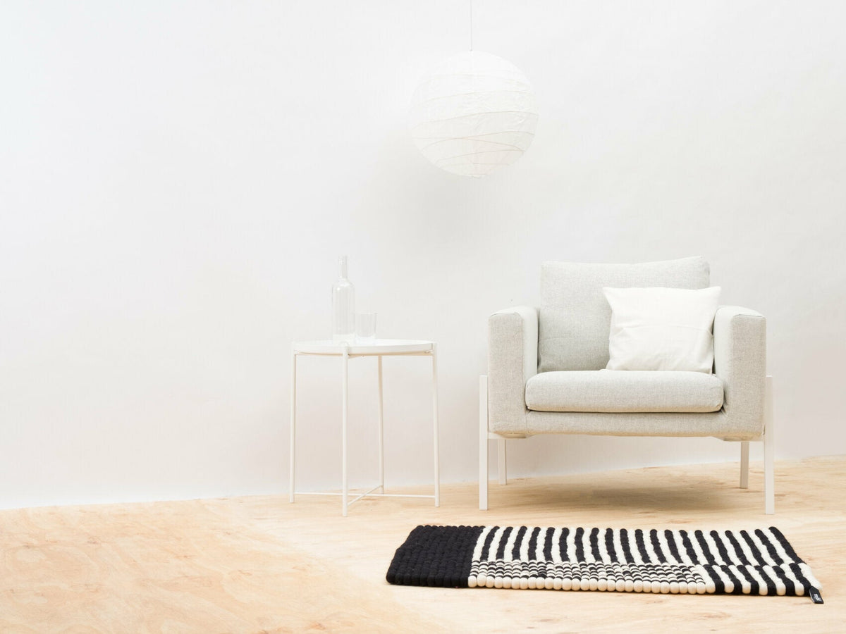 Tapis à boules de feutre noir et blanc 70x100 cm Lino - myfelt - The Cool Republic