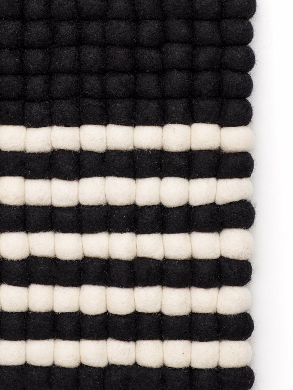 Tapis à boules de feutre noir et blanc 70x100 cm Lino - myfelt - The Cool Republic