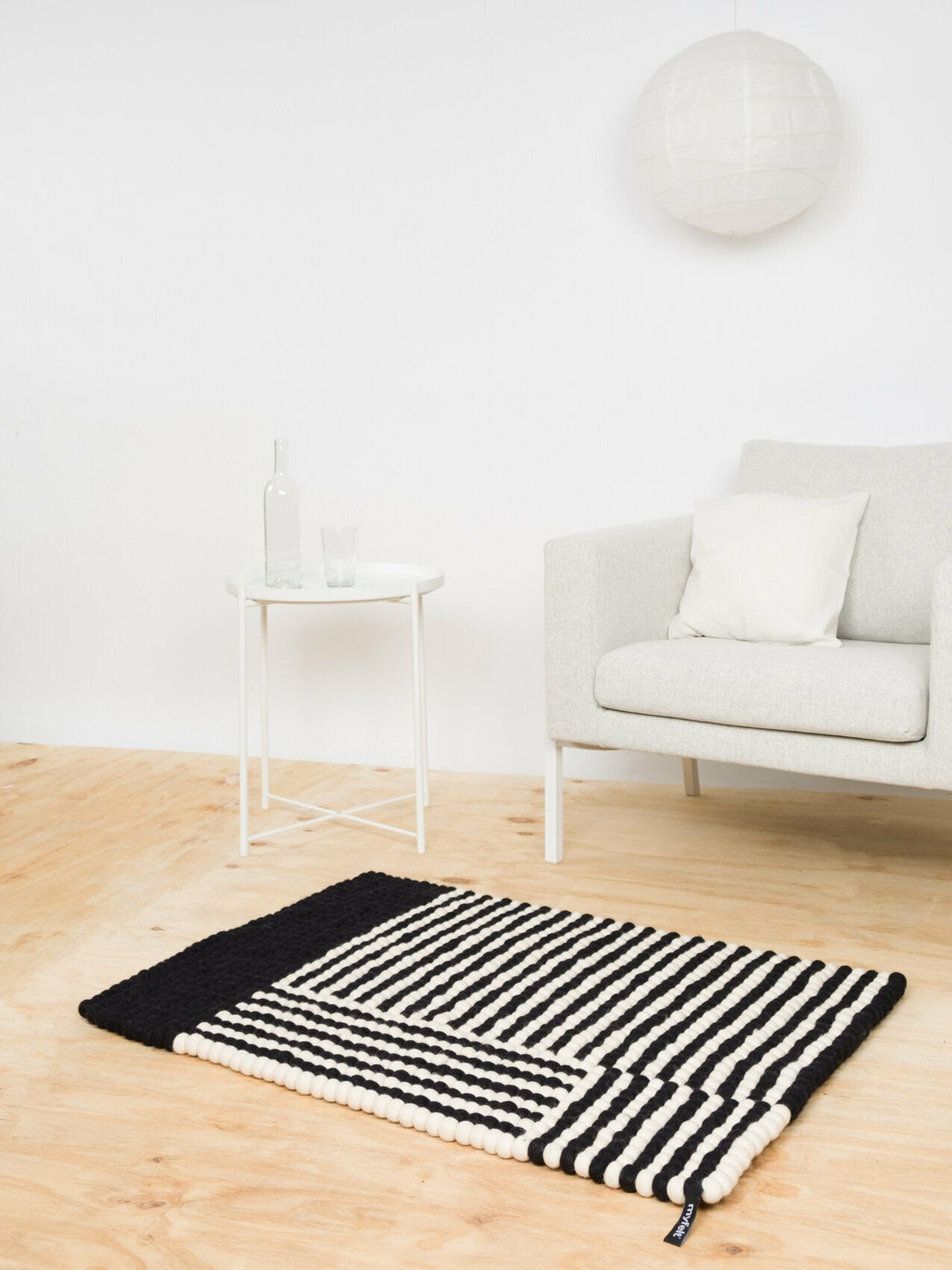 Tapis à boules de feutre noir et blanc 70x100 cm Lino - myfelt - The Cool Republic