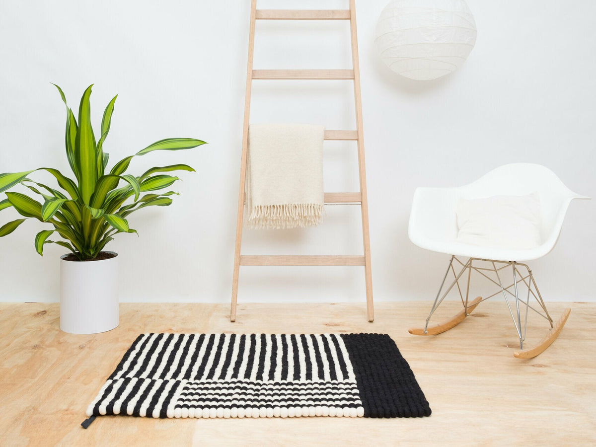 Tapis à boules de feutre noir et blanc 70x100 cm Lino - myfelt - The Cool Republic