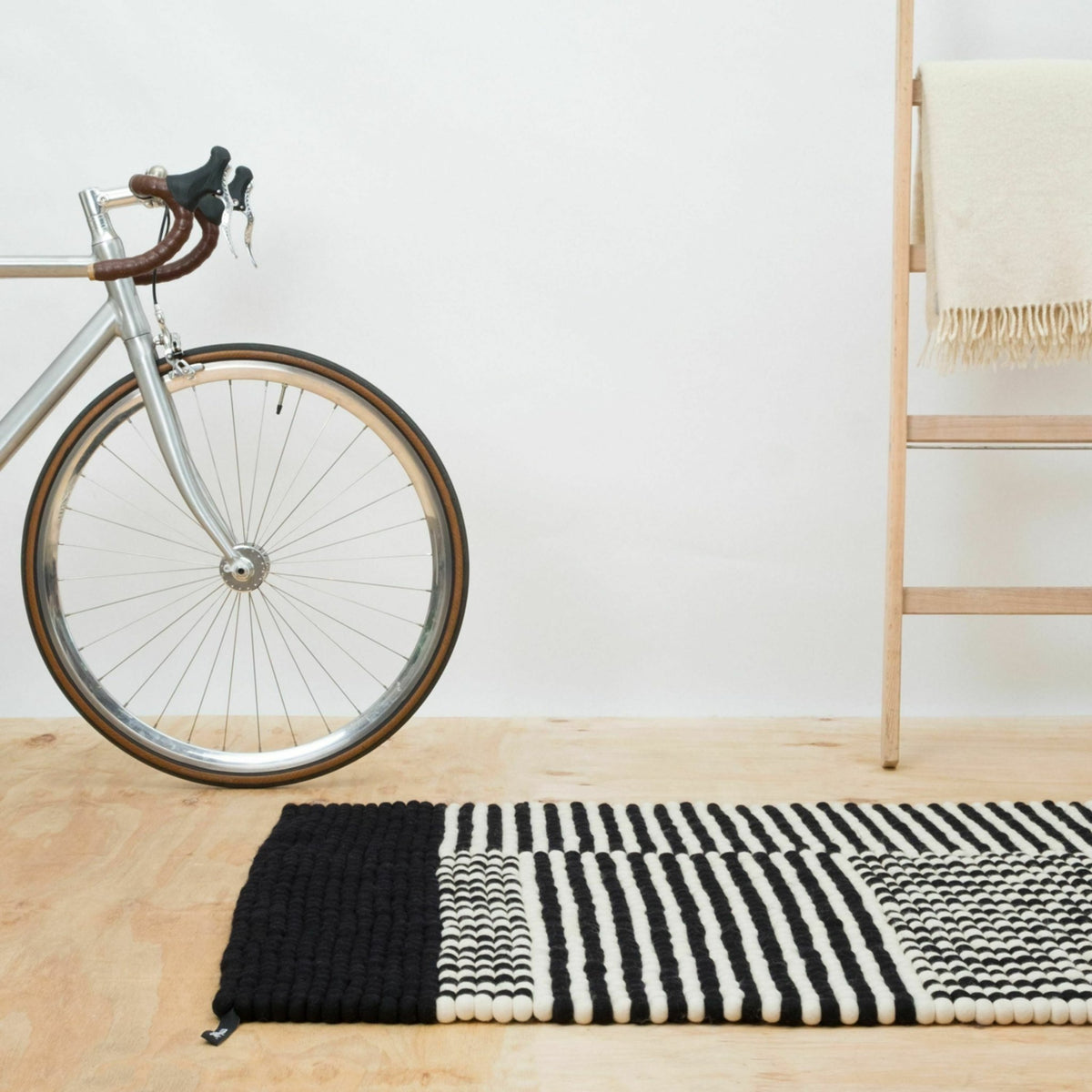 Tapis à boules de feutre noir et blanc 90x130 cm Lino - myfelt - The Cool Republic