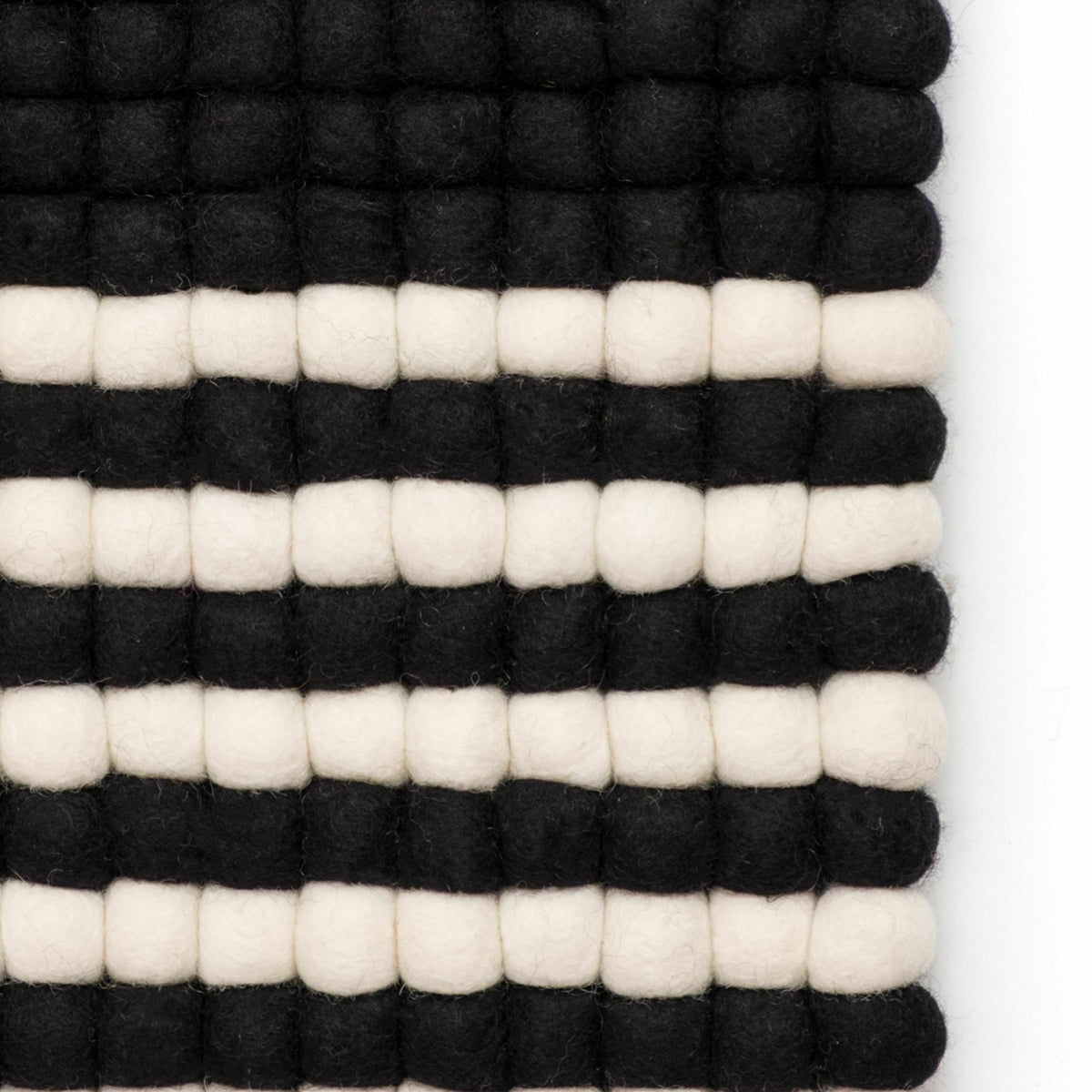 Tapis à boules de feutre noir et blanc 90x130 cm Lino - myfelt - The Cool Republic