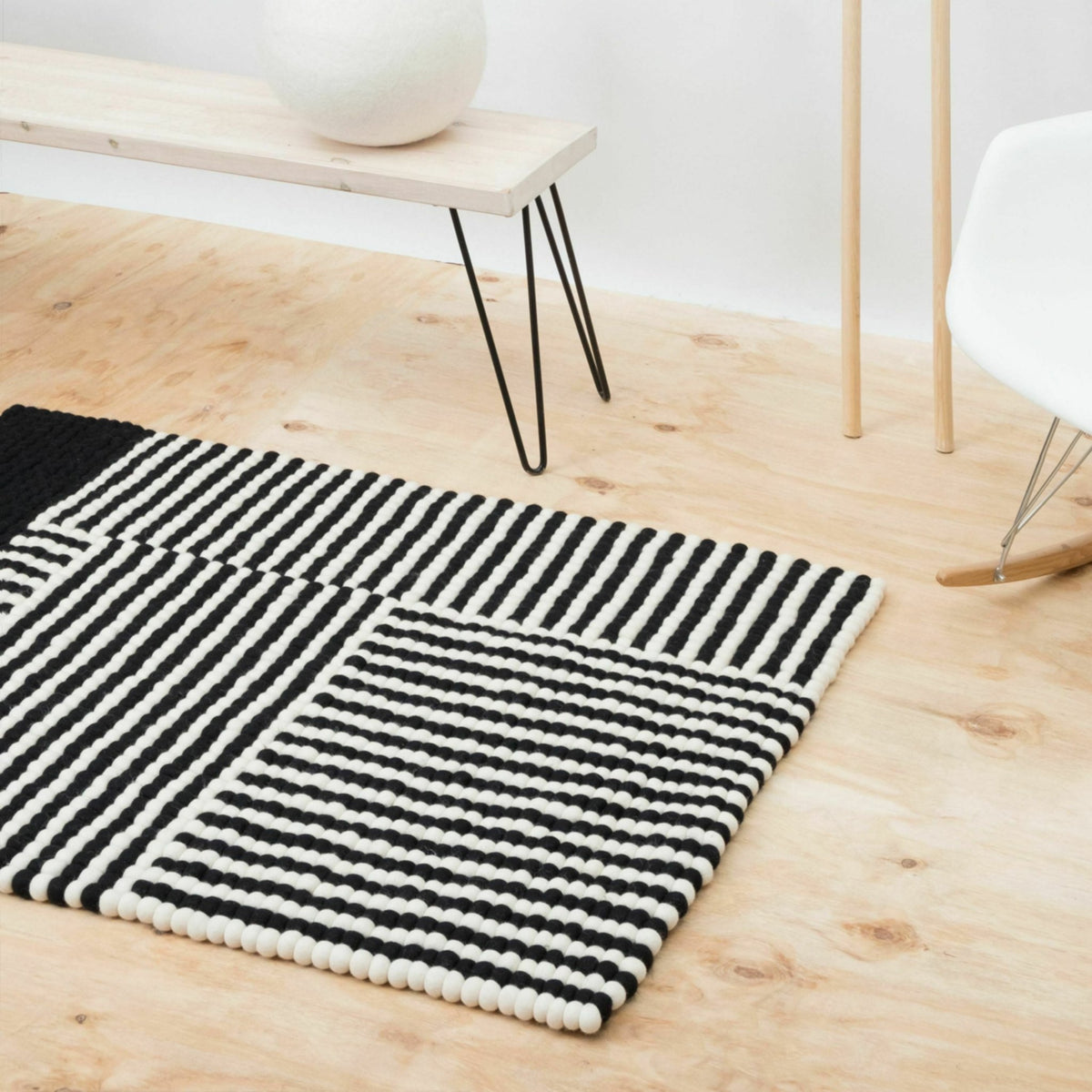 Tapis à boules de feutre noir et blanc 90x130 cm Lino - myfelt - The Cool Republic