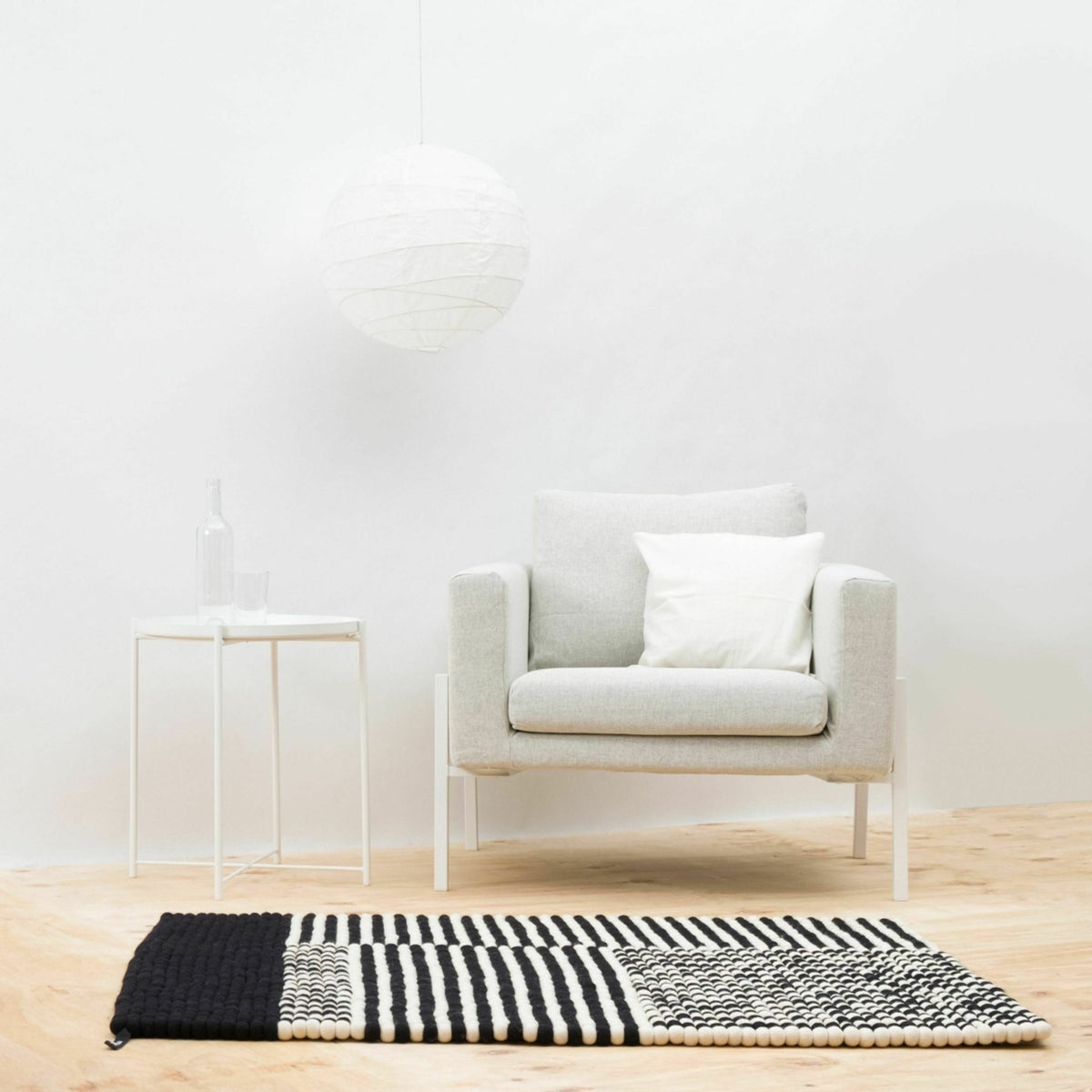 Tapis à boules de feutre noir et blanc 90x130 cm Lino - myfelt - The Cool Republic