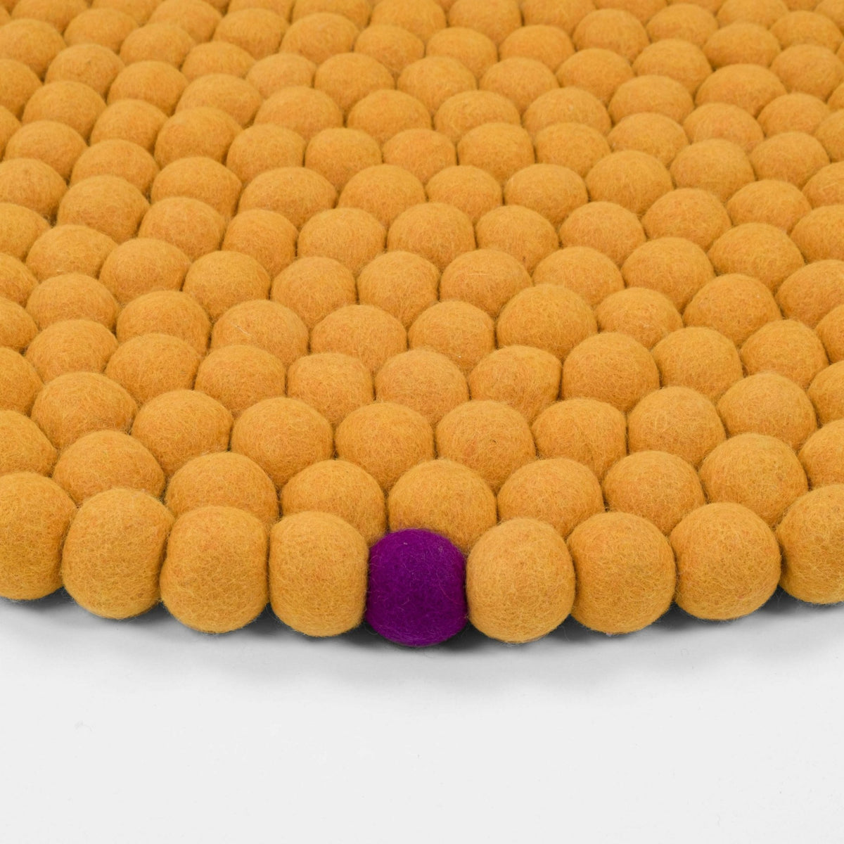 Tapis à boules de feutre ocre 140 cm Big One - myfelt - The Cool Republic