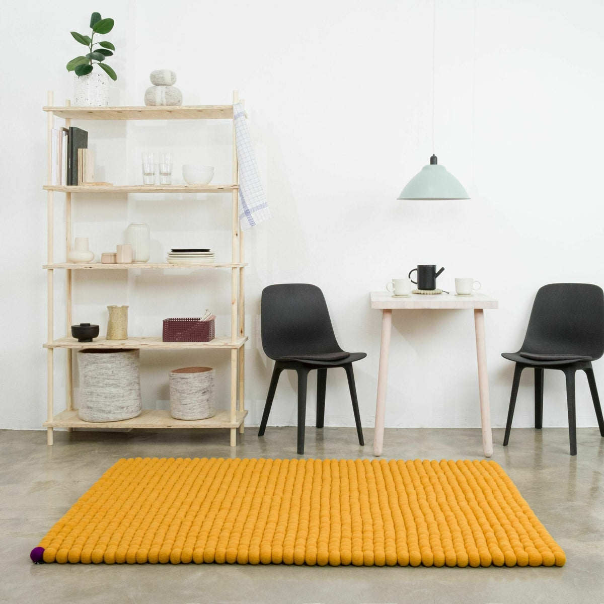 Tapis à boules de feutre ocre 160x230 cm Big One - myfelt - The Cool Republic
