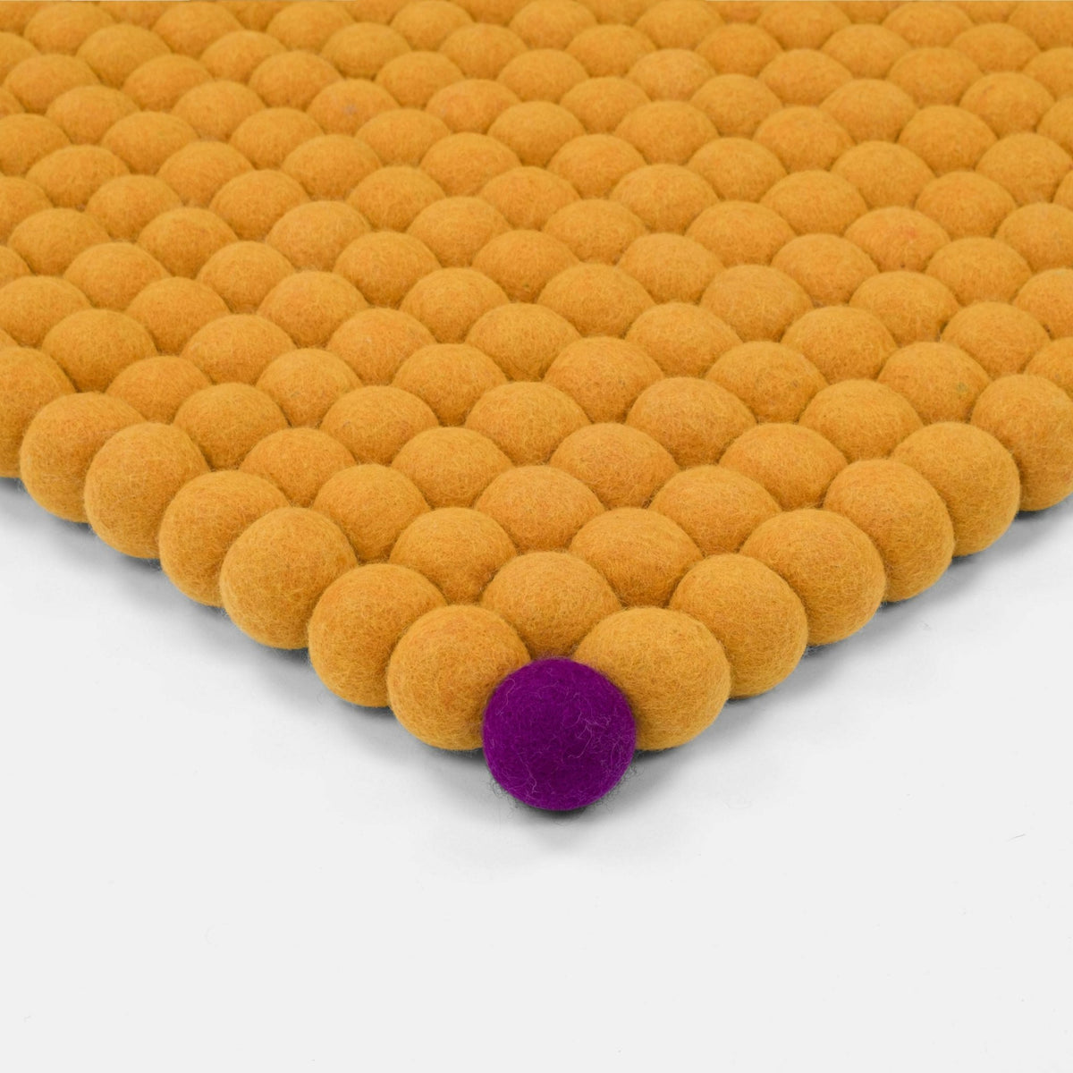 Tapis à boules de feutre ocre 50x70 cm Big One - myfelt - The Cool Republic