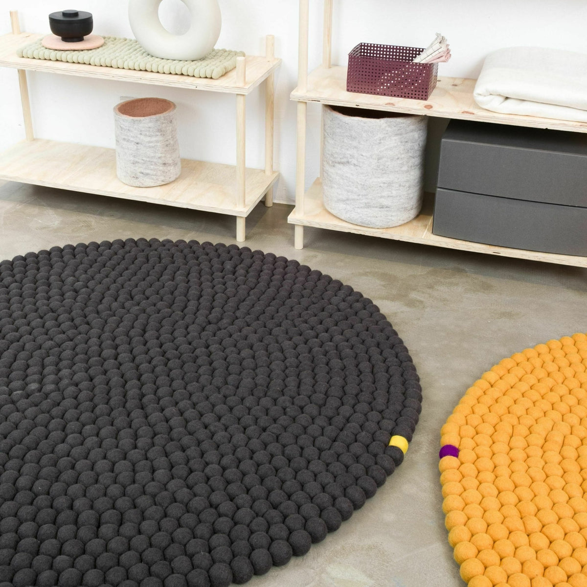 Tapis à boules de feutre ocre 70 cm Big One - myfelt - The Cool Republic