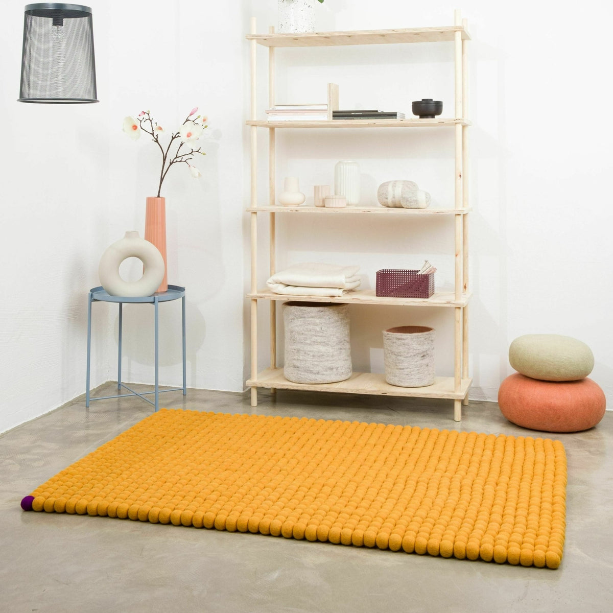 Tapis à boules de feutre ocre 70x100 cm Big One - myfelt - The Cool Republic