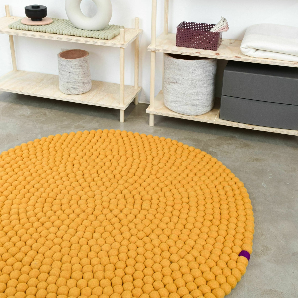 Tapis à boules de feutre ocre 90 cm Big One - myfelt - The Cool Republic