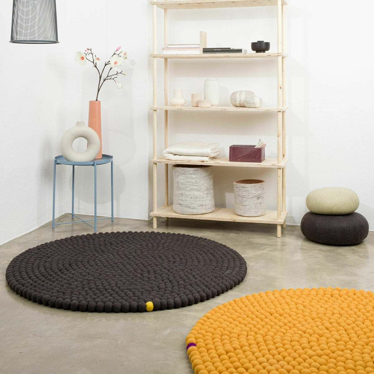Tapis à boules de feutre ocre 90 cm Big One - myfelt - The Cool Republic
