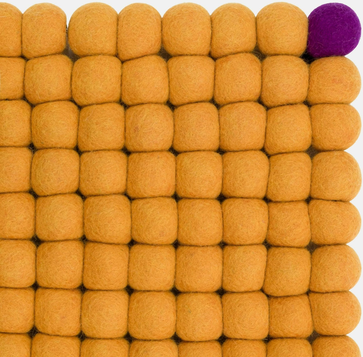 Tapis à boules de feutre ocre 90x130 cm Big One - myfelt - The Cool Republic