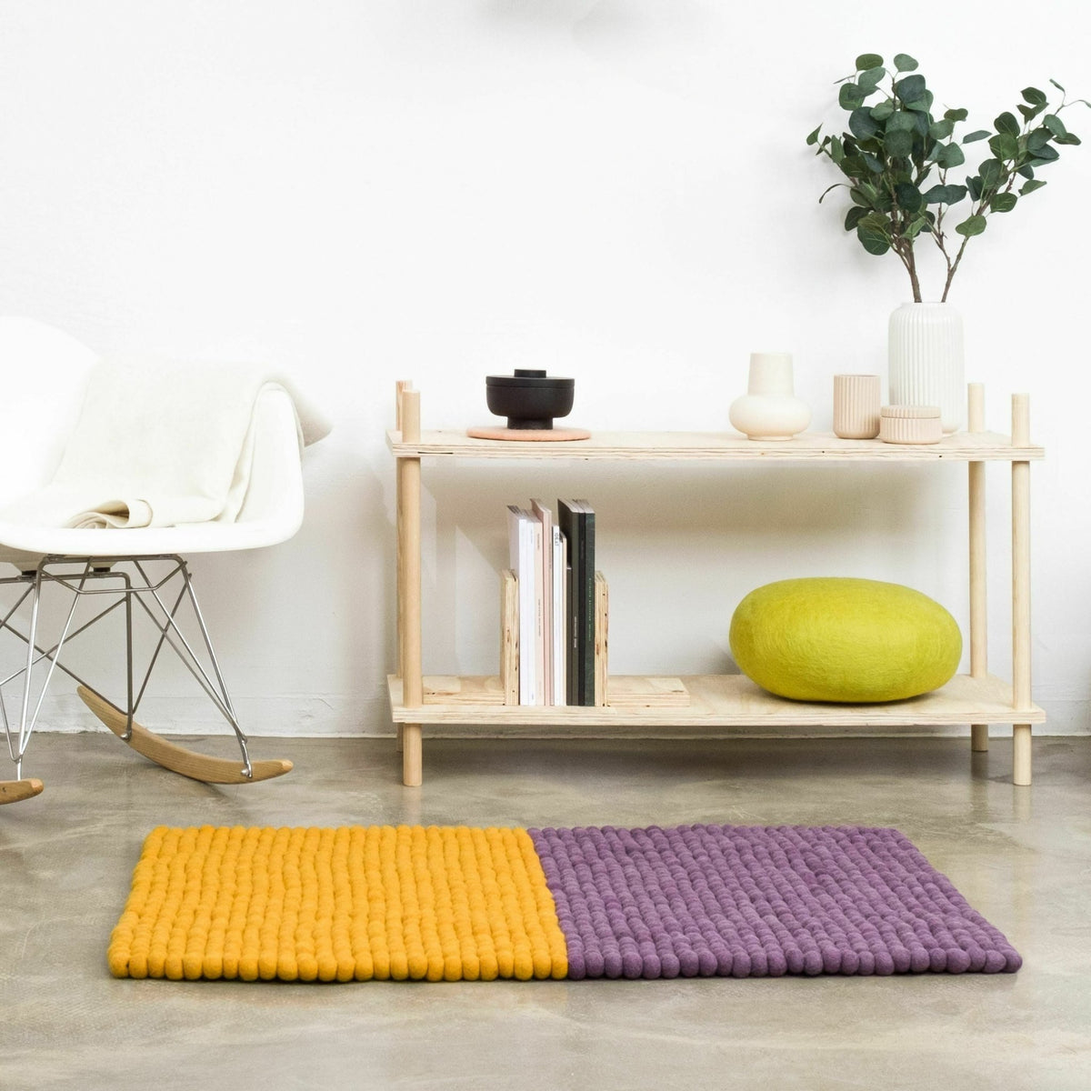 Tapis à boules de feutre ocre et violet 70x100 cm Contrast - myfelt - The Cool Republic