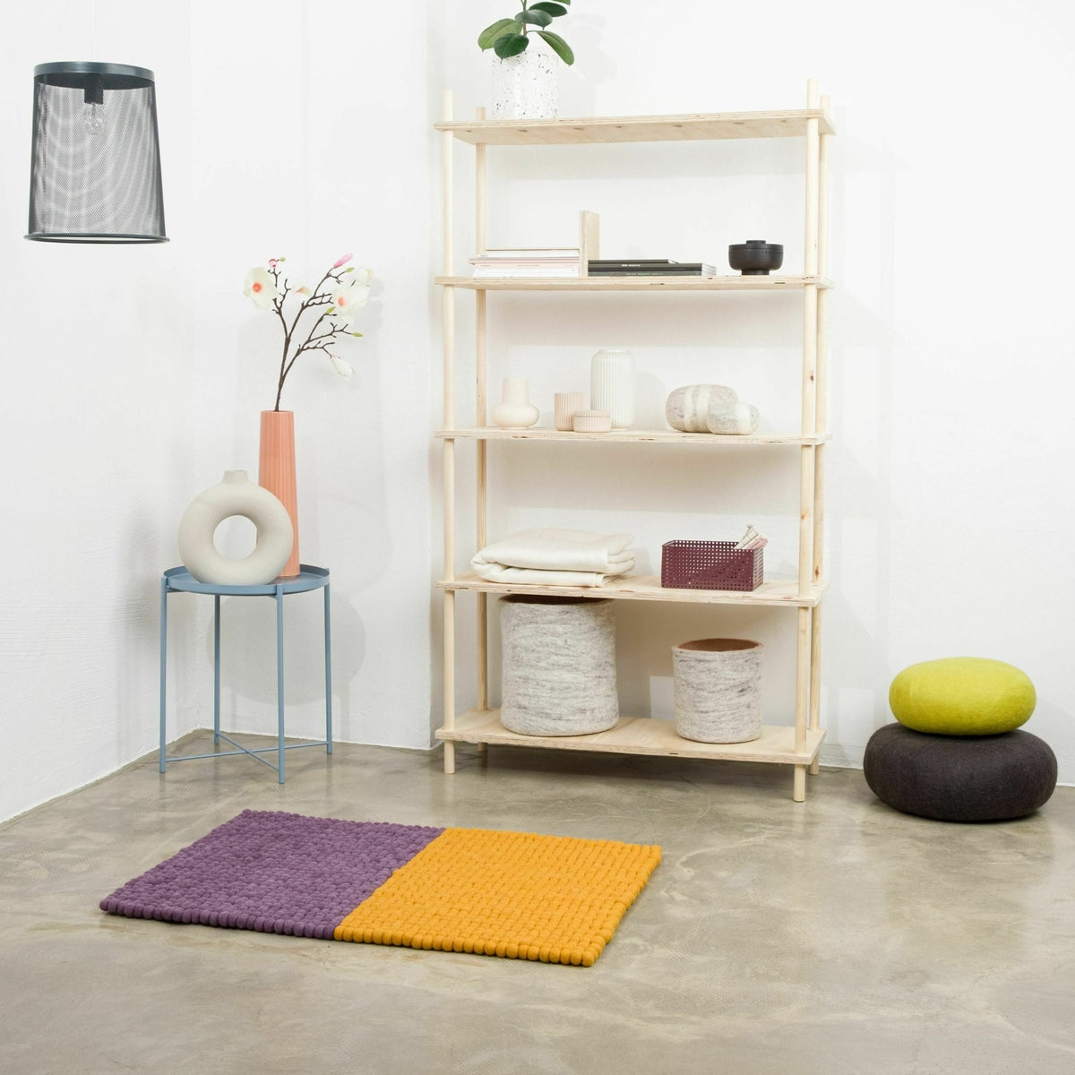 Tapis à boules de feutre ocre et violet 70x100 cm Contrast - myfelt - The Cool Republic