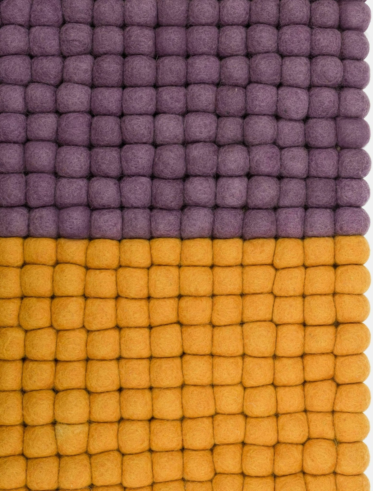 Tapis à boules de feutre ocre et violet 70x100 cm Contrast - myfelt - The Cool Republic