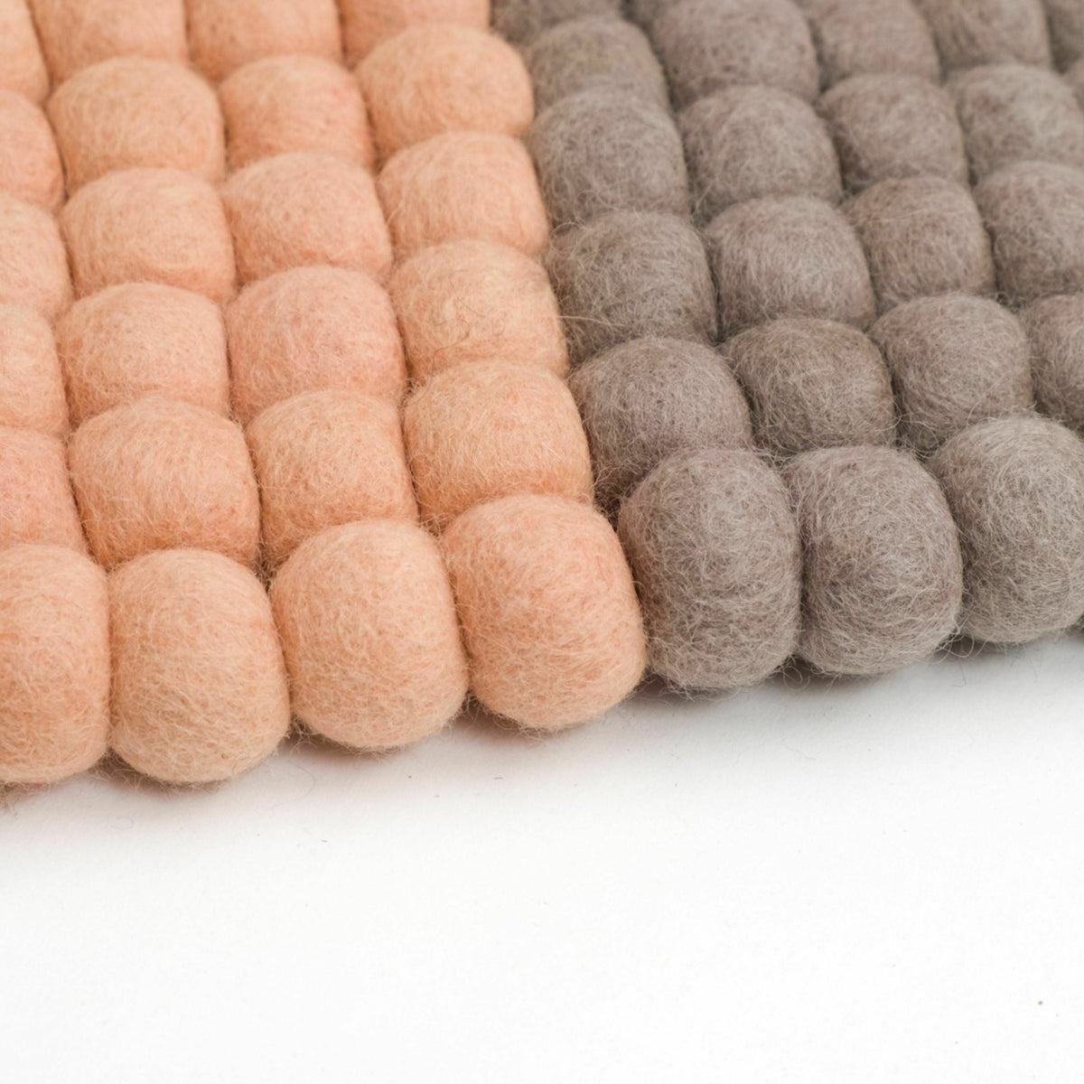 Tapis à boules de feutre rose 160x230 cm Cube - myfelt - The Cool Republic