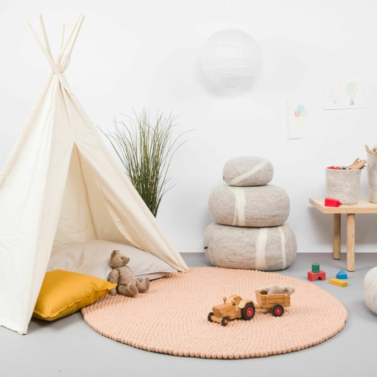 Tapis à boules de feutre rose 50 cm Merle - myfelt - The Cool Republic