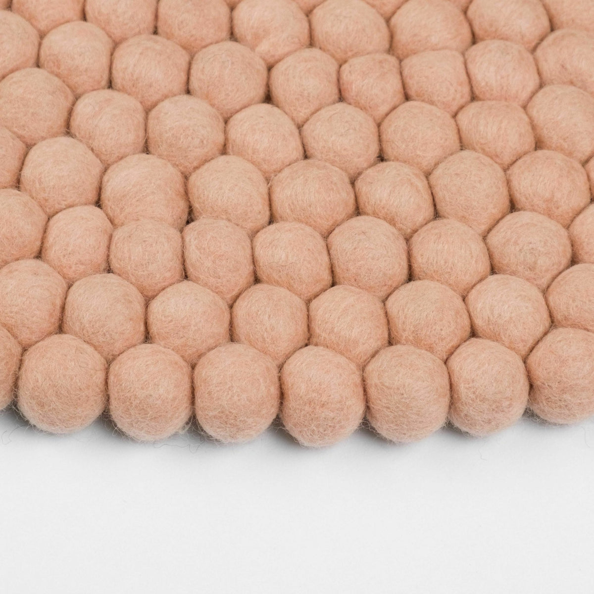 Tapis à boules de feutre rose 50 cm Merle - myfelt - The Cool Republic