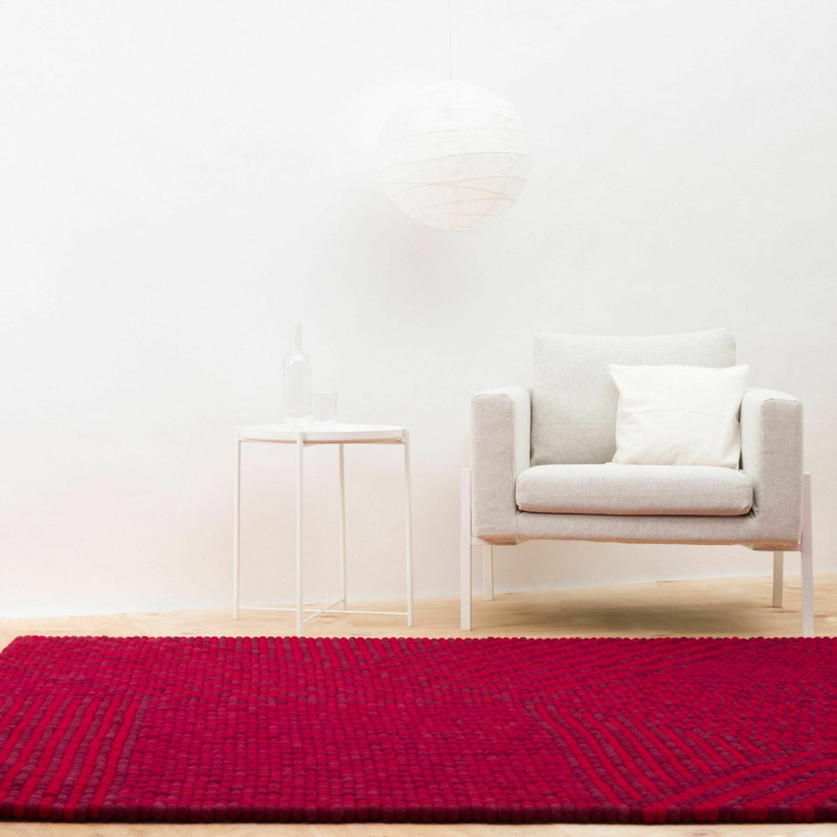 Tapis à boules de feutre rouge bordeaux 160x230 cm Weave - myfelt - The Cool Republic