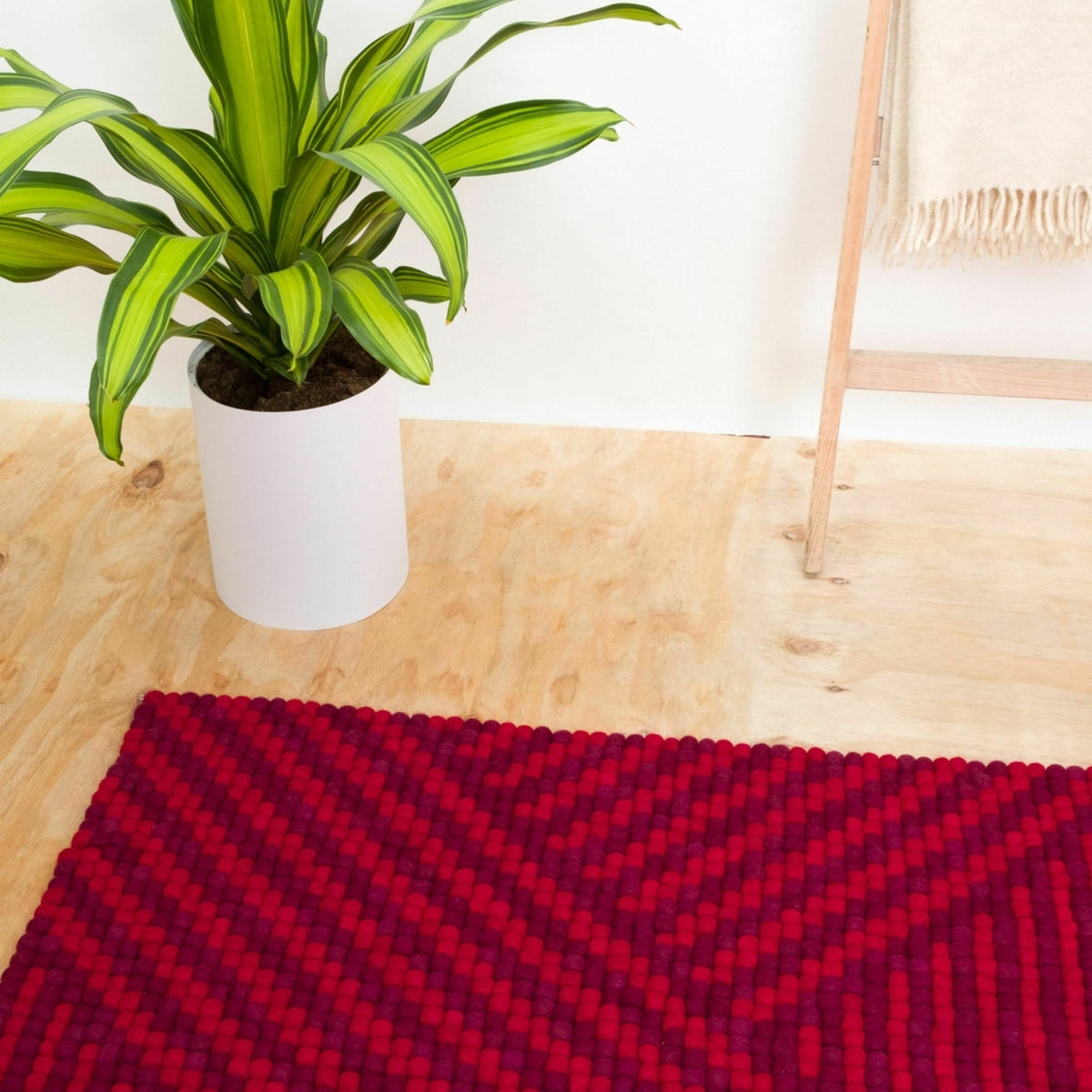 Tapis à boules de feutre rouge bordeaux 160x230 cm Weave - myfelt - The Cool Republic