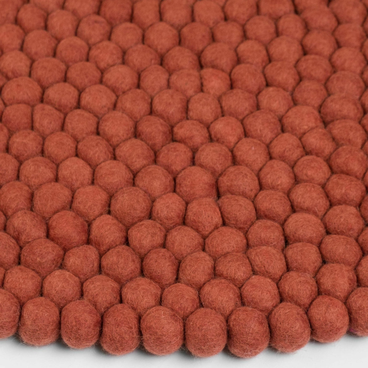 Tapis à boules de feutre rouge brique 250 cm Lora - myfelt - The Cool Republic
