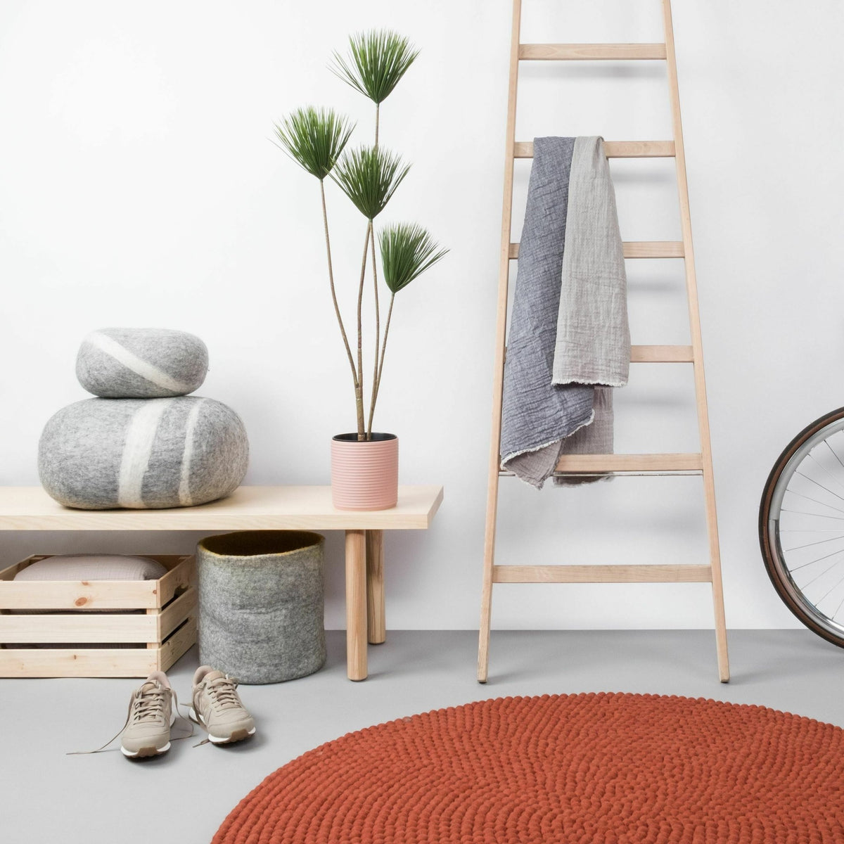 Tapis à boules de feutre rouge brique 90 cm Lora - myfelt - The Cool Republic