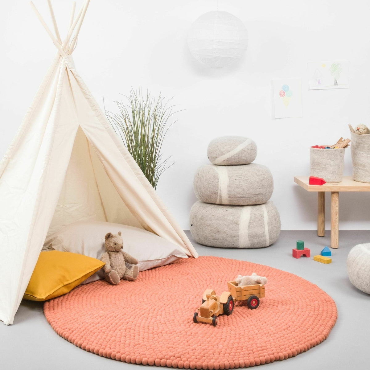 Tapis à boules de feutre saumon 180 cm Lea - myfelt - The Cool Republic