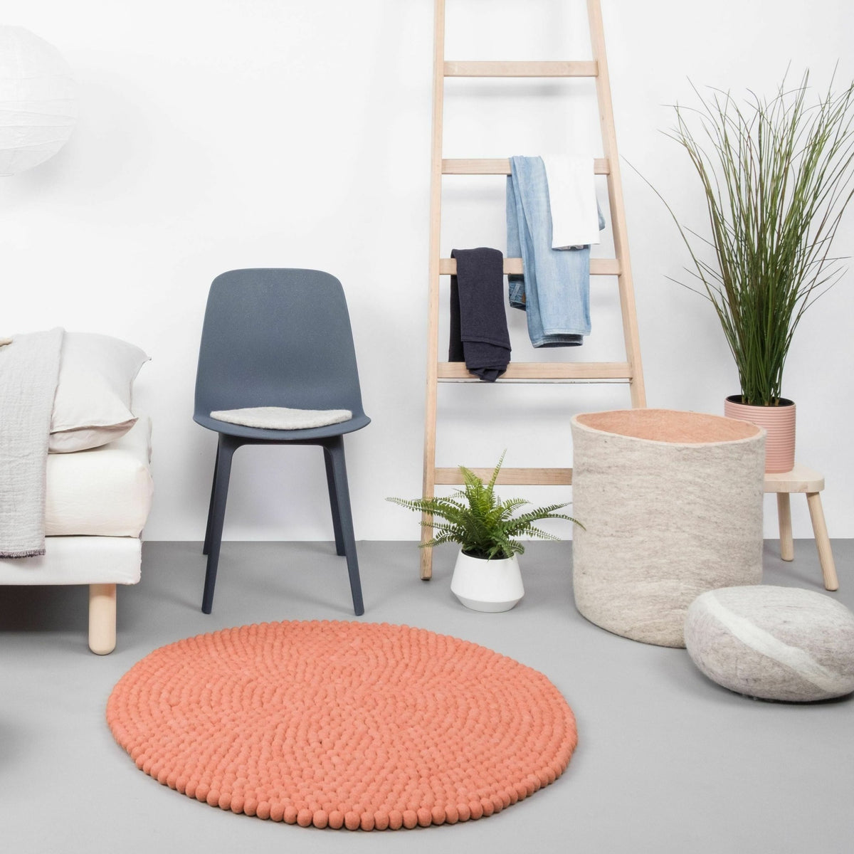 Tapis à boules de feutre saumon 250 cm Lea - myfelt - The Cool Republic