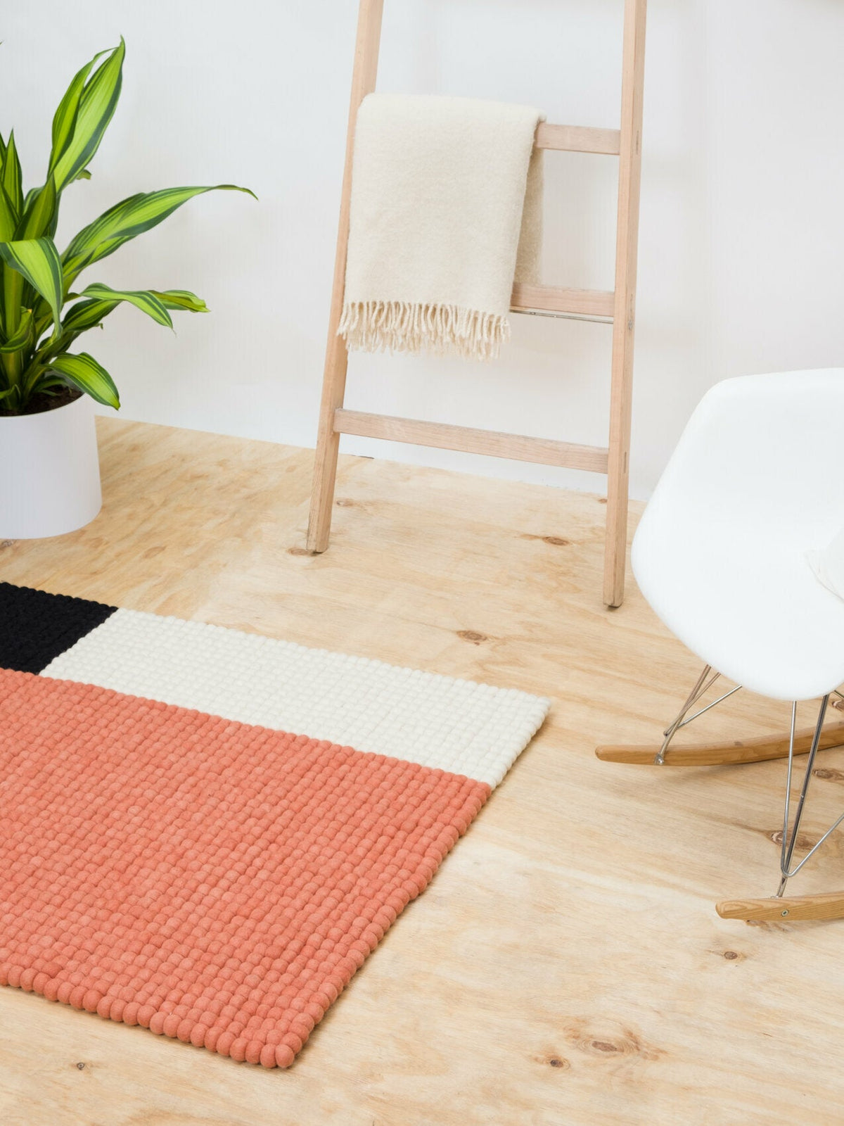 Tapis à boules de feutre saumon 90x130 cm Cube - myfelt - The Cool Republic