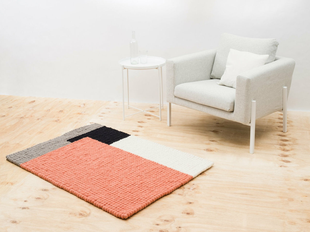 Tapis à boules de feutre saumon 90x130 cm Cube - myfelt - The Cool Republic