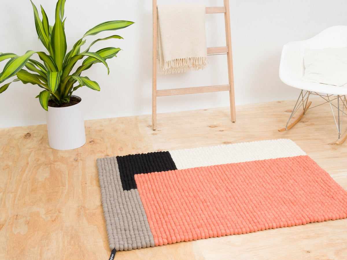 Tapis à boules de feutre saumon 90x130 cm Cube - myfelt - The Cool Republic