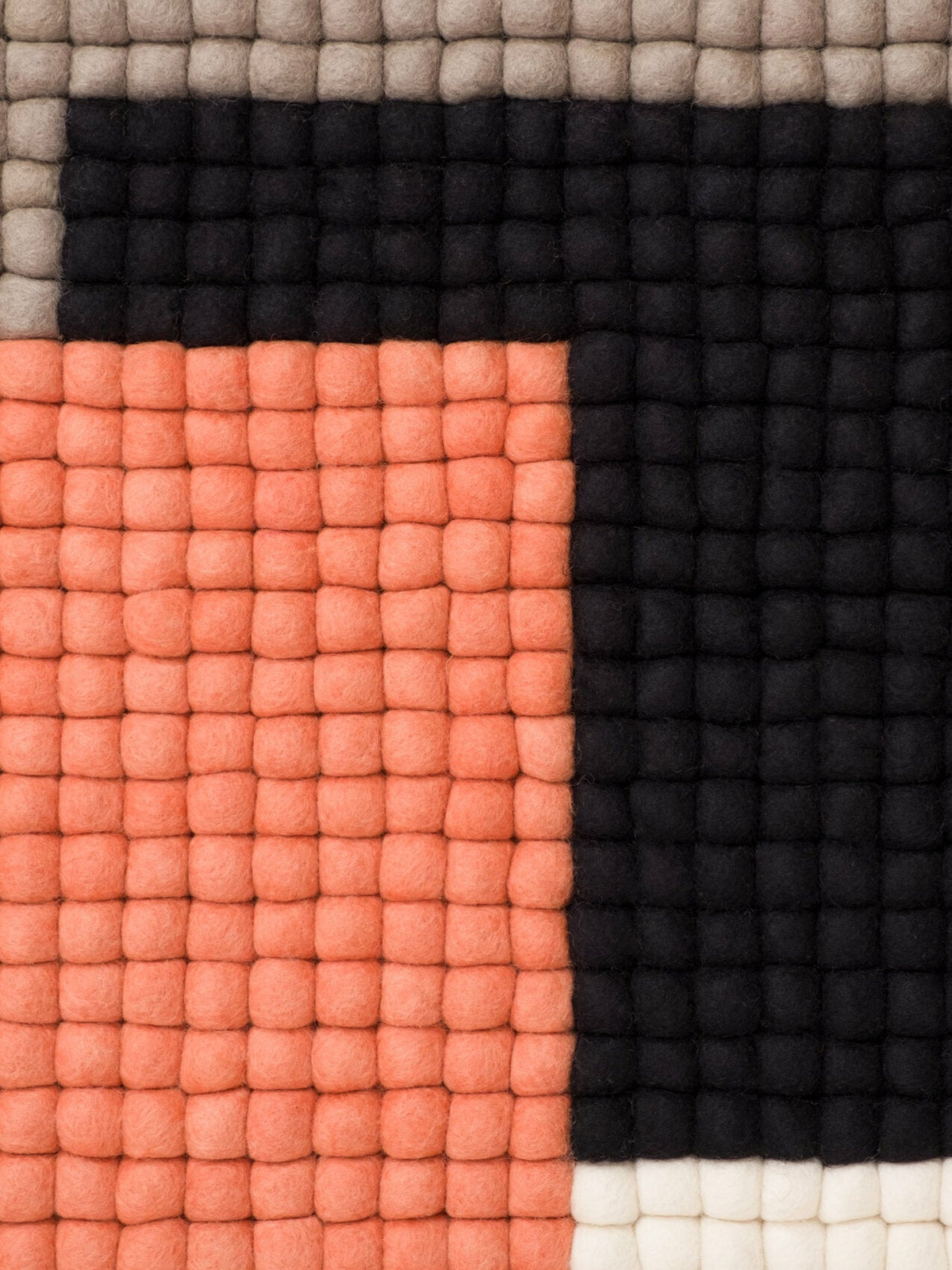 Tapis à boules de feutre saumon 90x130 cm Cube - myfelt - The Cool Republic