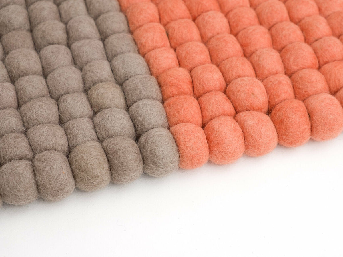 Tapis à boules de feutre saumon 90x130 cm Cube - myfelt - The Cool Republic