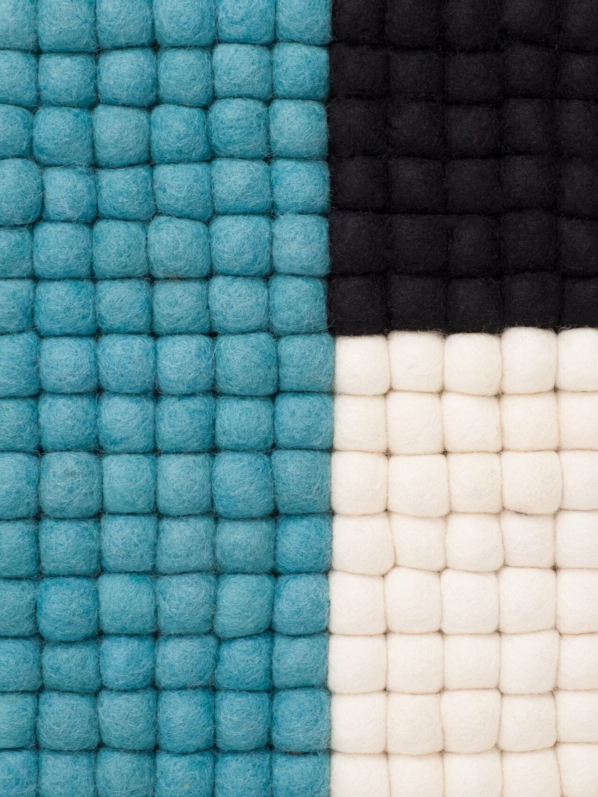 Tapis à boules de feutre turquoise 120x170 cm Cube - myfelt - The Cool Republic