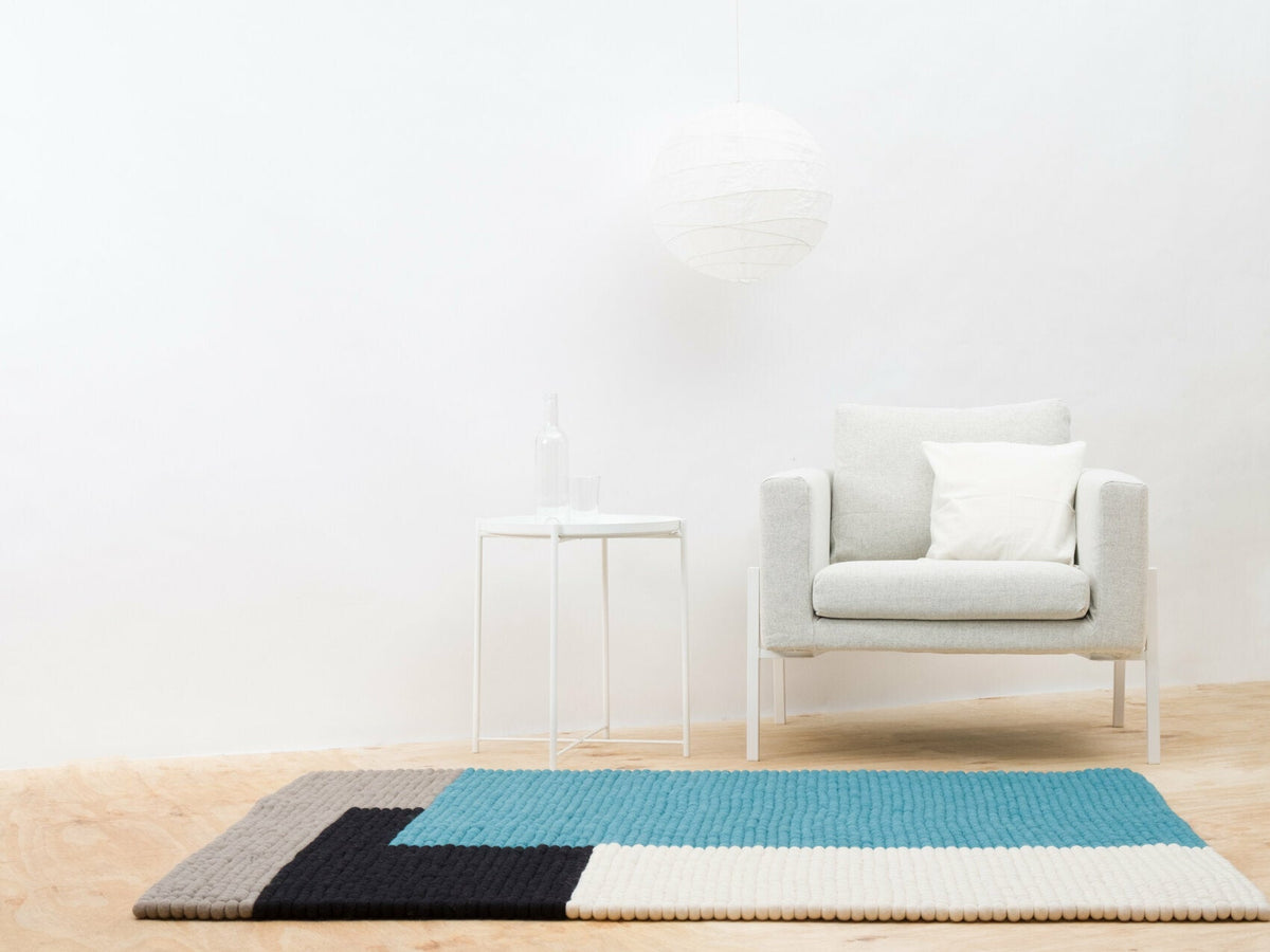 Tapis à boules de feutre turquoise 120x170 cm Cube - myfelt - The Cool Republic