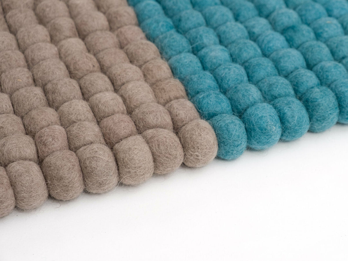 Tapis à boules de feutre turquoise 120x170 cm Cube - myfelt - The Cool Republic