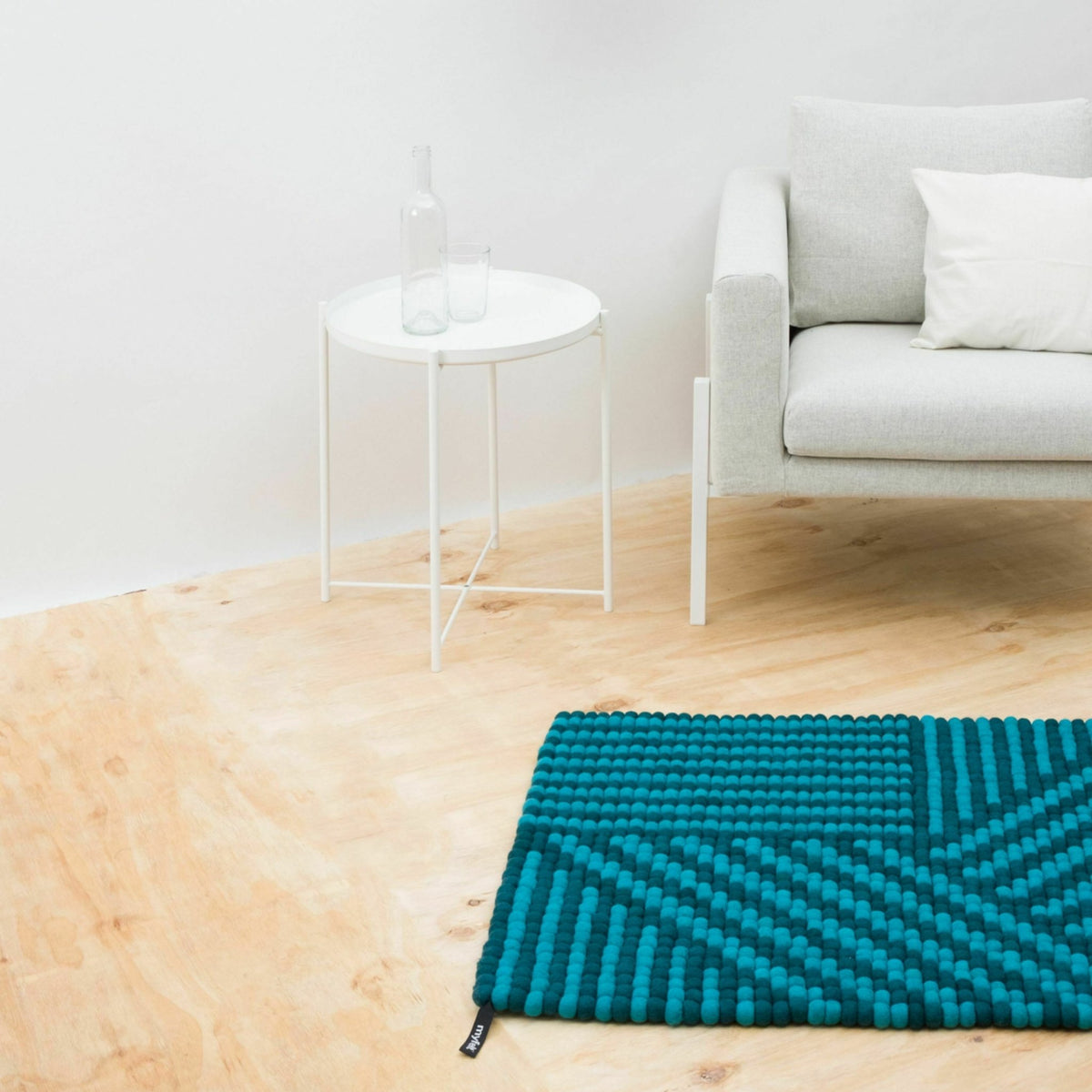 Tapis à boules de feutre turquoise 70x100 cm Weave - myfelt - The Cool Republic