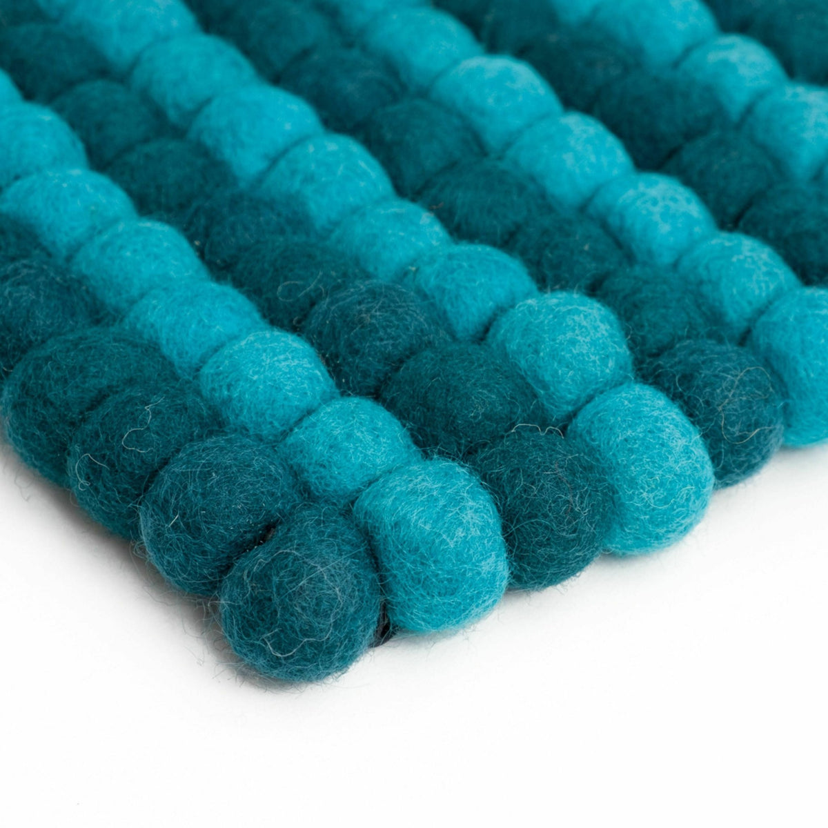 Tapis à boules de feutre turquoise 70x100 cm Weave - myfelt - The Cool Republic