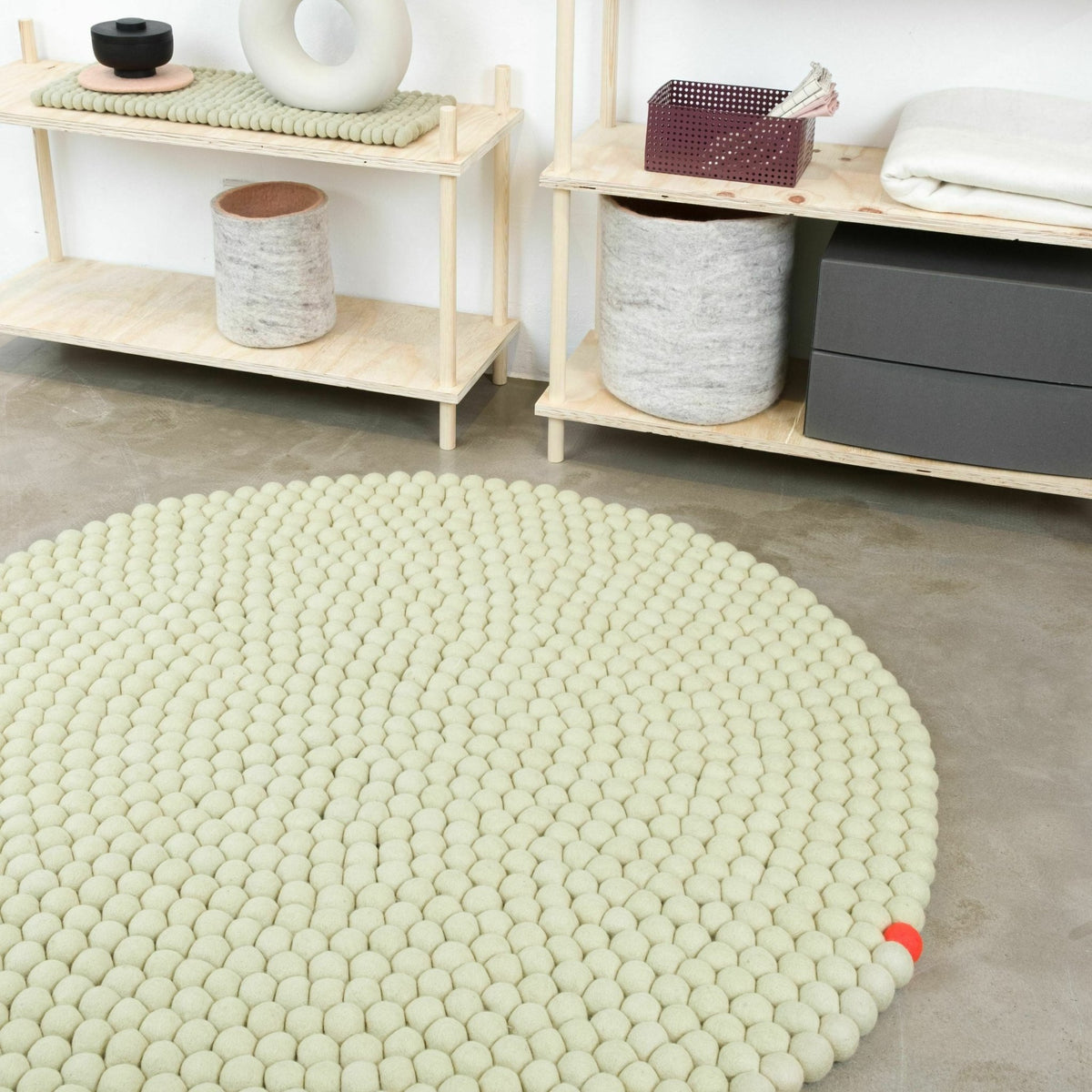Tapis à boules de feutre vert-beige 120 cm Big One - myfelt - The Cool Republic